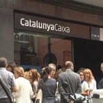 Trabajadores concentrados ante una de las sedes de Catalunya Caixa